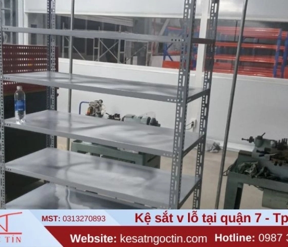 Kệ sắt V lỗ Quận 7 giá rẻ giao nhanh trong ngày