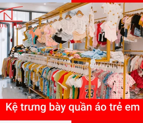 Kệ trưng bày quần áo trẻ em đẹp cho cửa hàng mẹ và bé