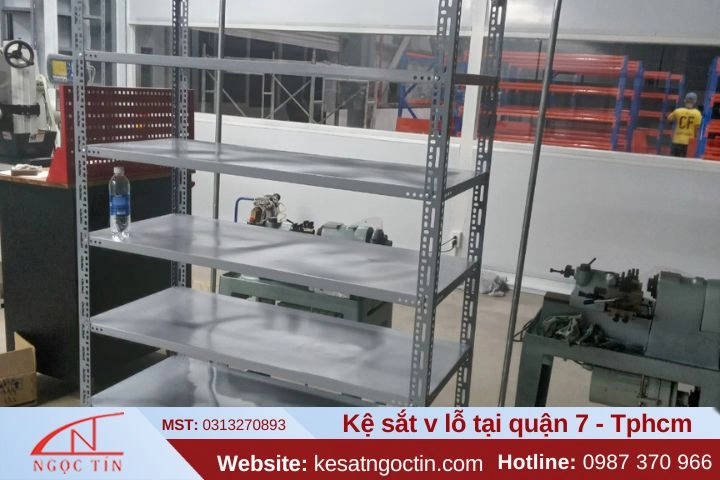 Kệ sắt V lỗ Quận 7 giá rẻ giao nhanh trong ngày