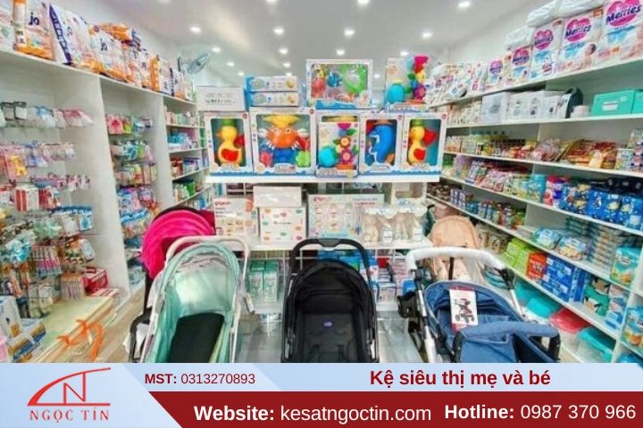 Mẫu kệ siêu thị mẹ và bé đa dạng bắt mắt giá rẻ 2025