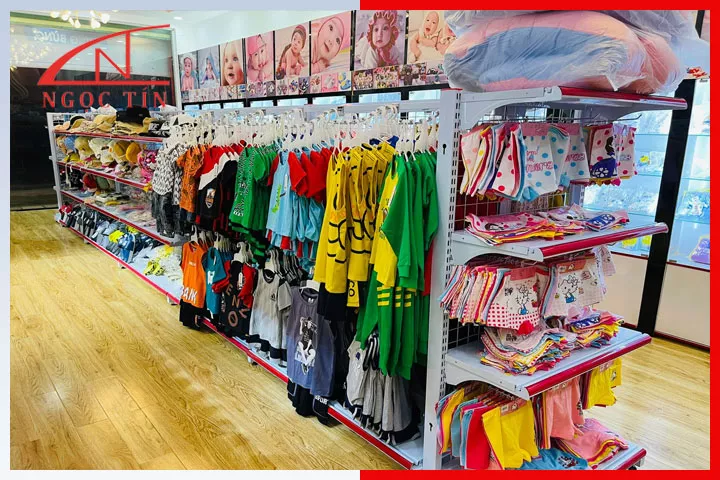 Các mẫu kệ treo quần áo shop bền đẹp