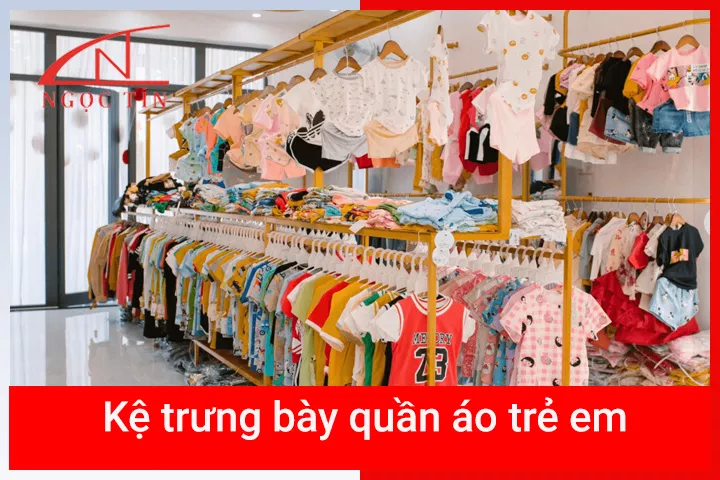 Kệ trưng bày quần áo trẻ em đẹp cho cửa hàng mẹ và bé